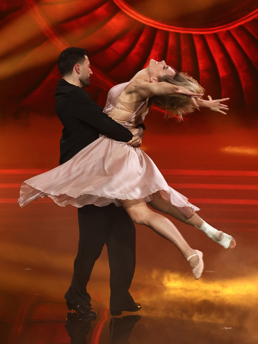 Francesca Fialdini balla con il piede infortunato