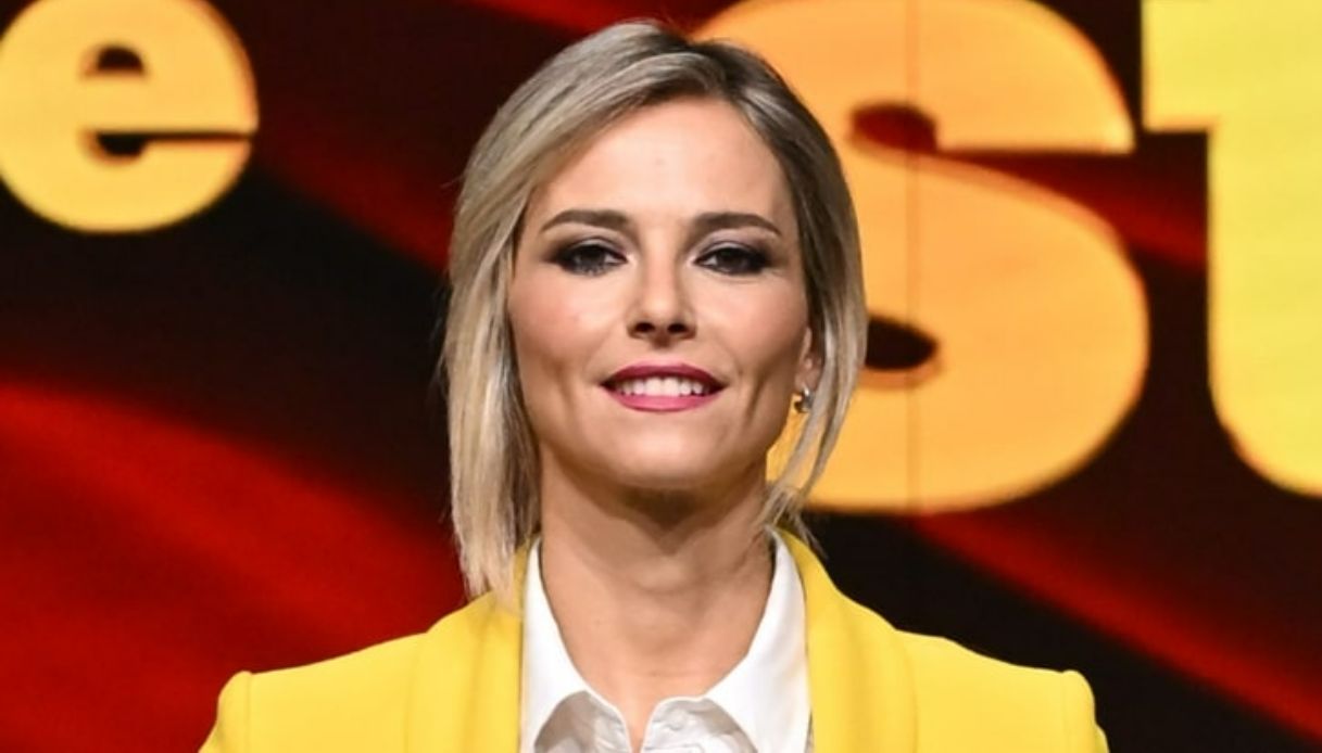 Da noi…a ruota libera, Francesca Fialdini conduce da seduta: “Imbarazzo” Da noi…a ruota libera, Francesca Fialdini conduce da seduta: “Imbarazzo”