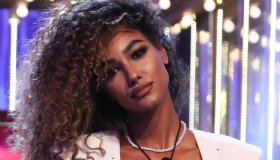 La Ruota della Fortuna, Gerry Scotti rapito dall’abito di Samira