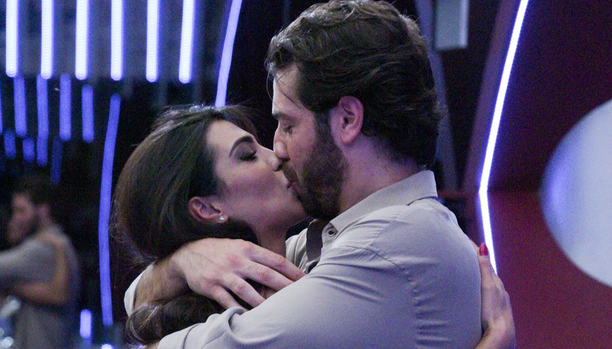 Il bacio tra Rasha e Omer