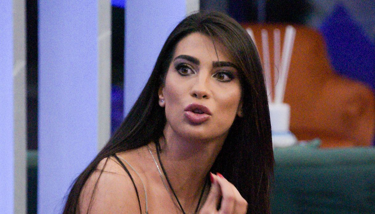 grande fratello i regali dell8217ex fidanzato di rasha la sorella sbotta non posso pi249 tacere