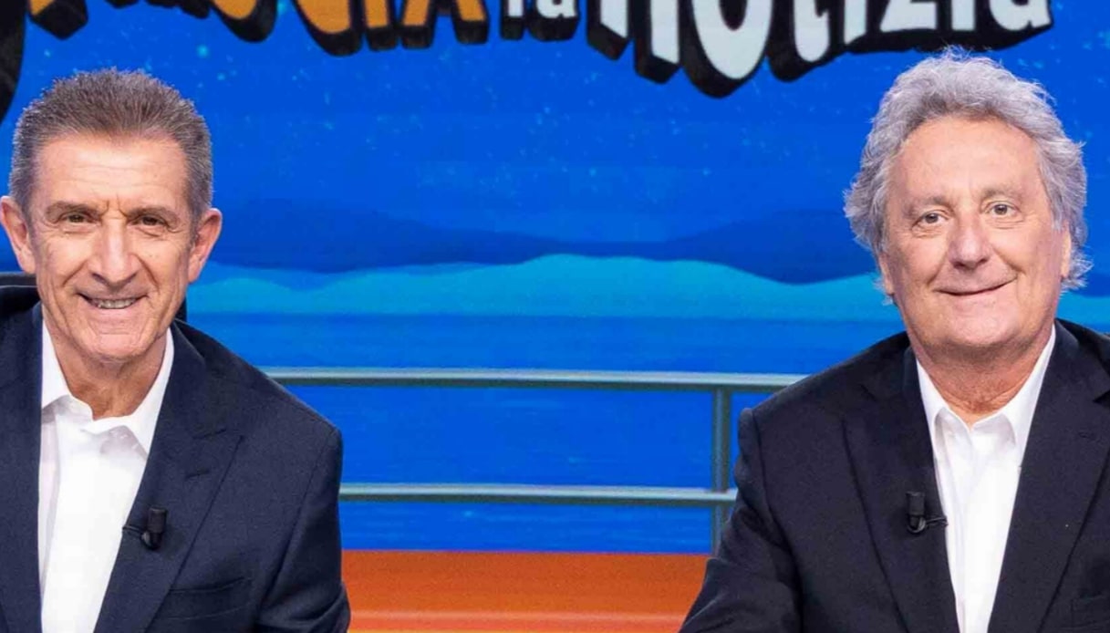 striscia la notizia torna in tv a gennaio e in prima serata l8217annuncio di mediaset