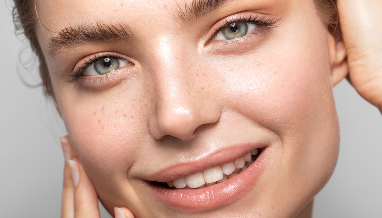 Riduce le macchie e le rughe, idrata e illumina. Questo è il miglior contorno occhi su cui scommettere a ogni età