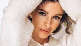 Pelle compatta, uniforme e levigata con un solo prodotto, il fondotinta in crema anti age in sconto