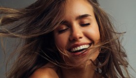 Questo phon ionico a prezzo mini è la migliore alternativa economica all’asciugacapelli Dyson. 12mila recensioni confermano