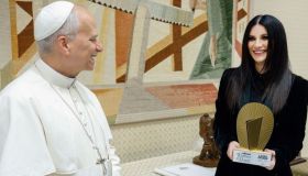 Laura Pausini da Papa Leone XIV riceve il prestigioso Global Icon Award
