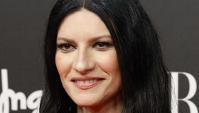 Sanremo 2026, “Laura Pausini co-conduttrice tutte le sere”. E per i cantanti “aumentano i rimborsi”