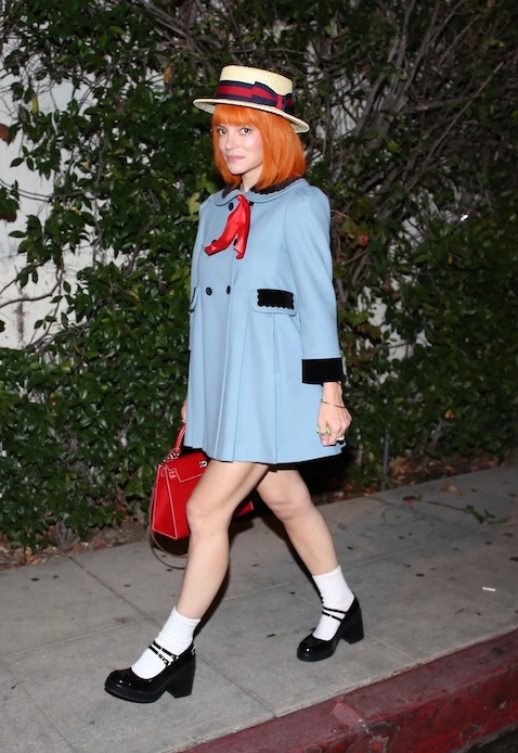 Lily Allen si traveste da amante di David Harbour