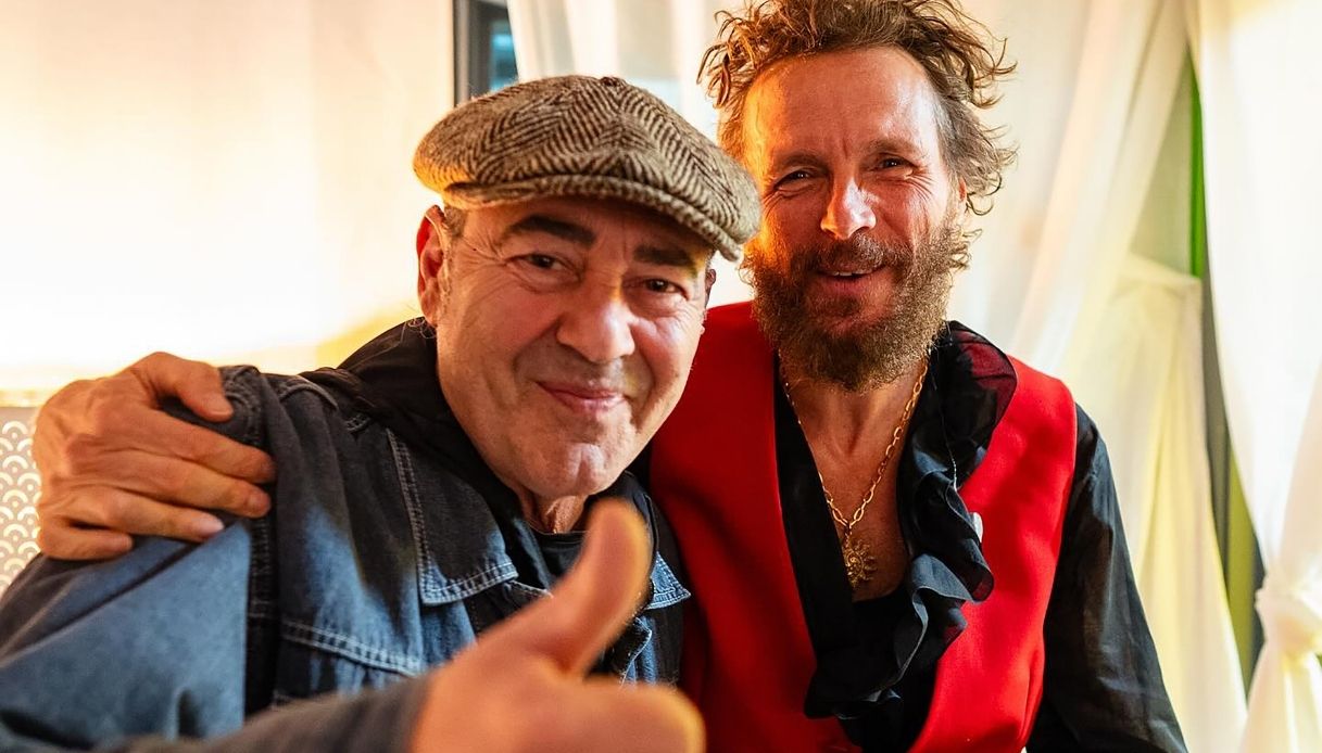 Luca Carboni torna sul palco dopo la malattia: il concerto con gli amici commuove