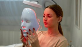 Pelle da red carpet. Le maschere viso a led che ossessionano le celebrities su cui investire adesso