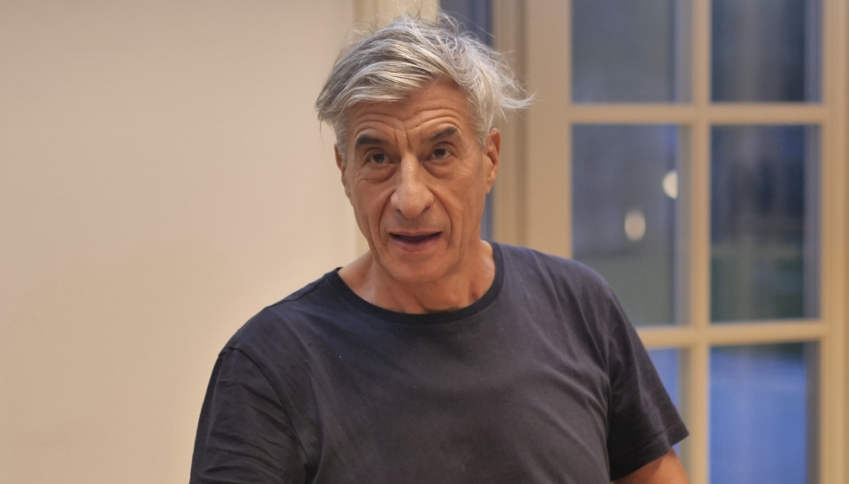 Il water d’oro di Cattelan venduto all’asta per soli 12 milioni di dollari Il water d’oro di Cattelan venduto all’asta per soli 12 milioni di dollari