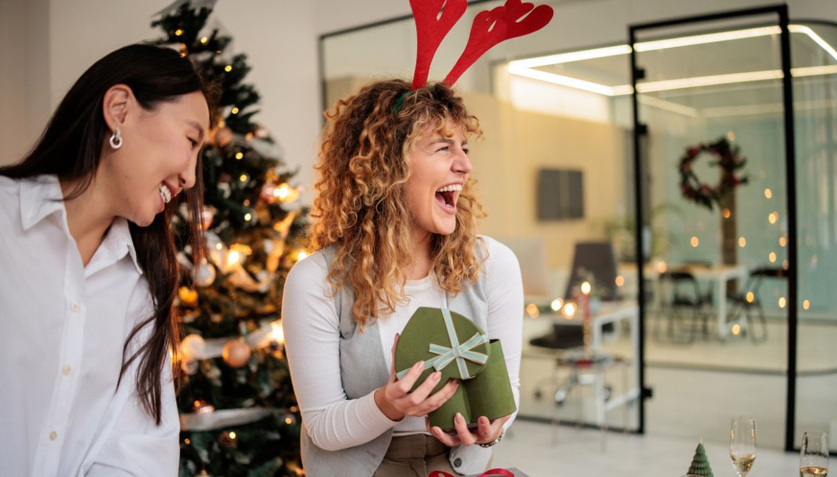 Regalini di Natale per colleghi: 21 idee a prezzi fissi, 3, 5 e 7 euro, per cene natalizie e party aziendali
