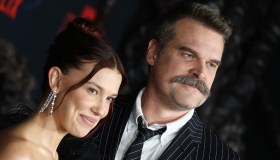 David Harbour e Millie Bobby Brown si abbracciano alla premiere di Stranger Things dopo le accuse di bullismo
