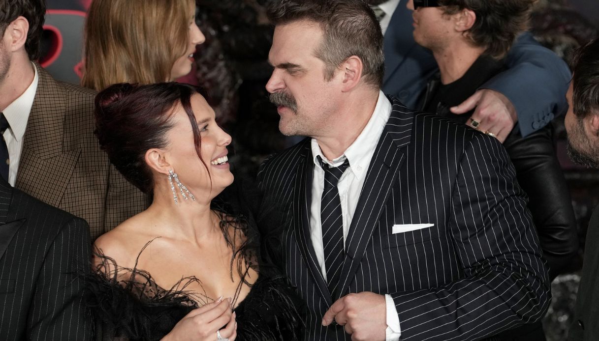 Millie Bobby Brown e David Harbour alla premiere di Stranger Things