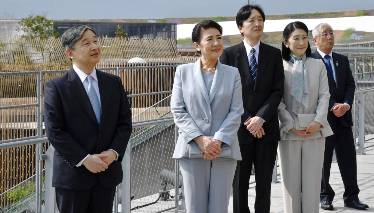 L'Imperatore Naruhito e l'Imperatrice Masako del Giappone visitano il Grand Ring dell'Esposizione Universale del 2025 a Osaka insieme al Principe ereditario Fumihito e alla Principessa ereditaria Kiko