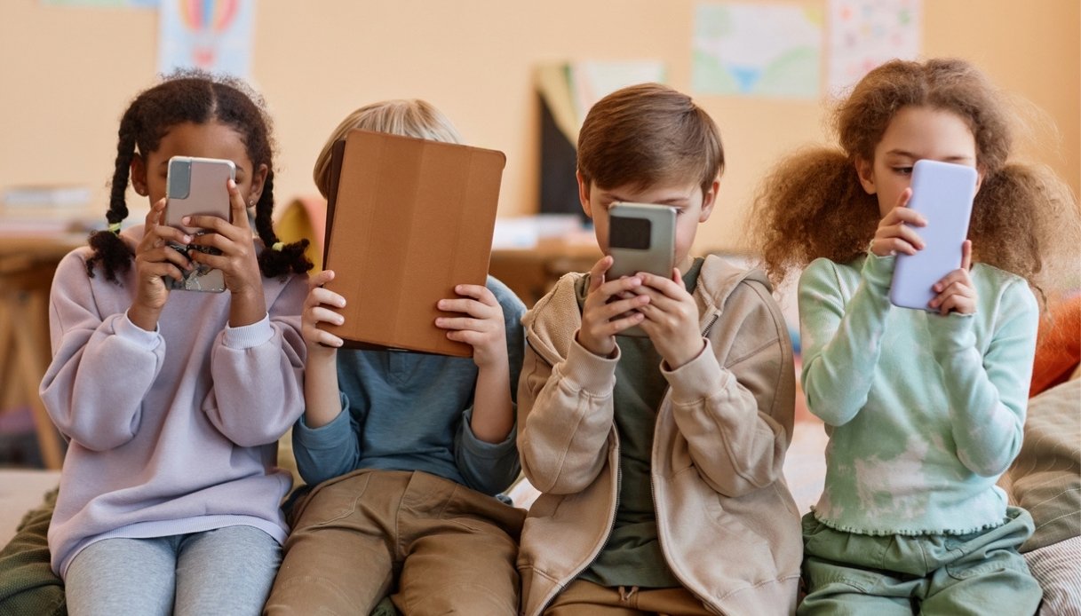 Allarme dei pediatri, “No allo smartphone per gli under 13”. Il monito nella Giornata per i diritti dell’Infanzia Allarme dei pediatri, “No allo smartphone per gli under 13”. Il monito nella Giornata per i diritti dell’Infanzia