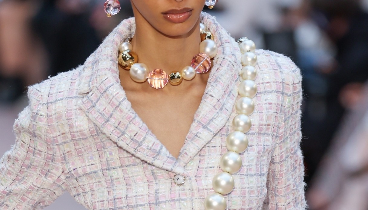 È (di nuovo) l’epoca della perla: tutto sul nuovo volto della regina tra i gioielli