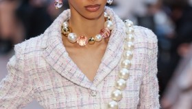 È (di nuovo) l’epoca della perla: tutto sul nuovo volto della regina tra i gioielli