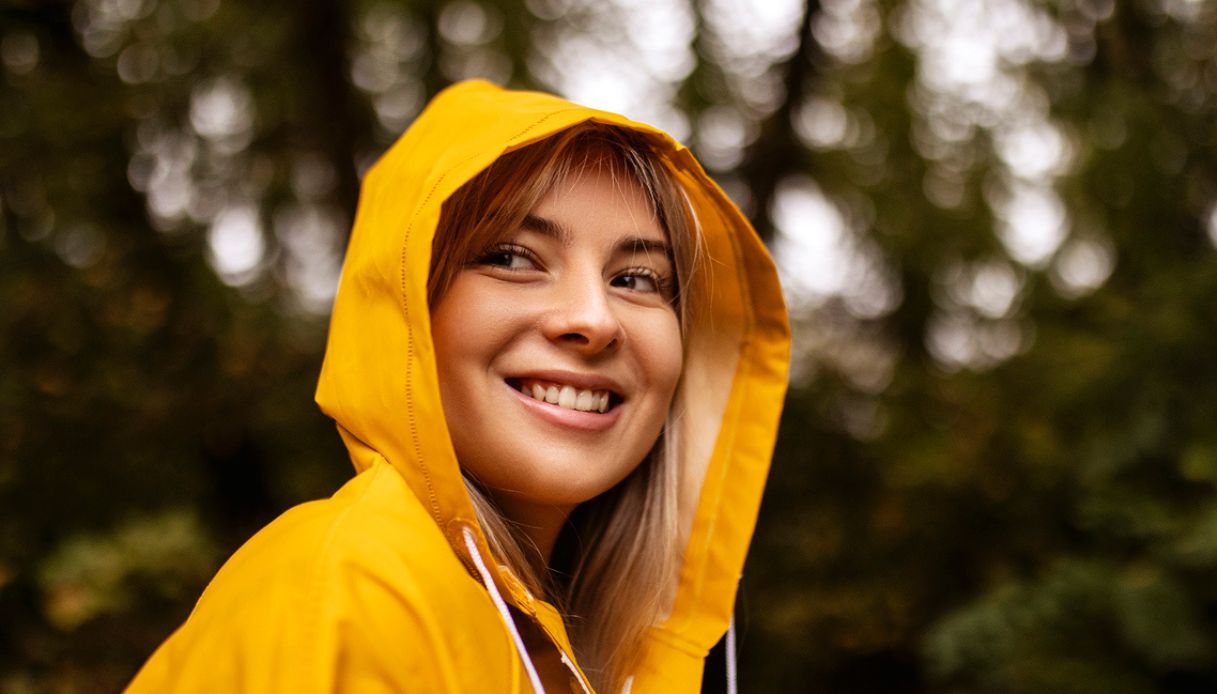 Lo infili in borsa e lo porti sempre con te: il poncho antipioggia è l’indispensabile dell’inverno che compri a meno di 5 euro