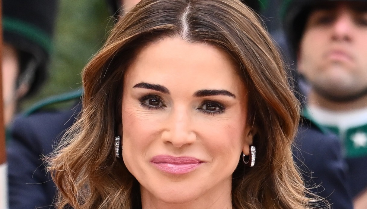 Rania di Giordania visione in Egitto con l’abito rosso fuoco Made in Italy