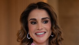 Rania di Giordania sorprende, il look sfumato e la borsa crochet a Monaco