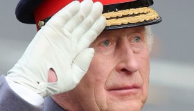 Re Carlo commosso al Remembrance Sunday, ma non può ignorare le minacce ad Andrea