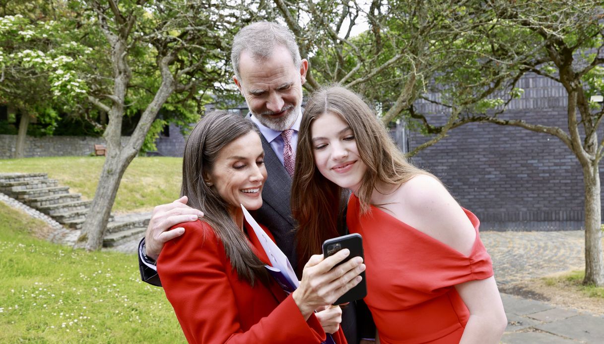 Il Re Felipe e la Regina Letizia di Spagna con la principessa Sofia, si scattano un selfie durante la cerimonia di diploma presso l'UWC Atlantic College