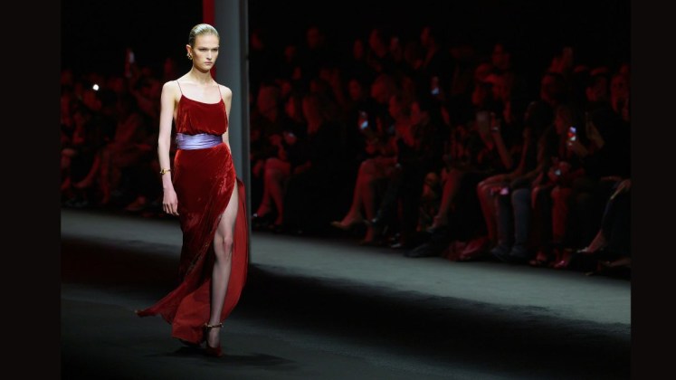 Slip dress per l’autunno/inverno 2025-2026? Sì, senza dubbio: guida al capo più sensuale della fredda stagione