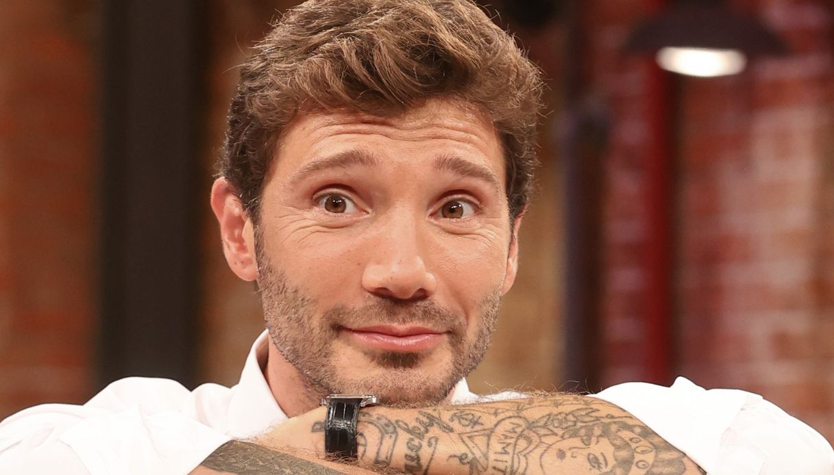 Affari Tuoi, Stefano De Martino commuove la concorrente. Il finale è inaspettato