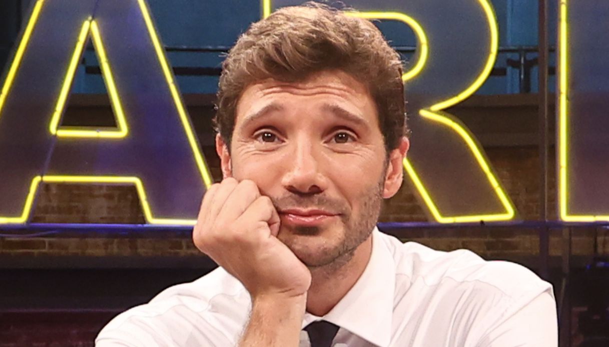 Affari Tuoi, Francesco vince con una profezia e sorprende Stefano De Martino Affari Tuoi, Francesco vince con una profezia e sorprende Stefano De Martino