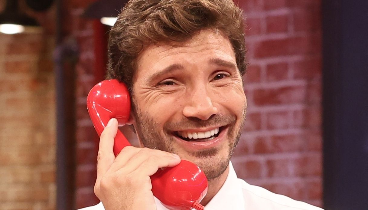 Affari Tuoi, puntata tra numeri e cambi. E Stefano De Martino fa una proposta a Herbert Affari Tuoi, puntata tra numeri e cambi. E Stefano De Martino fa una proposta a Herbert