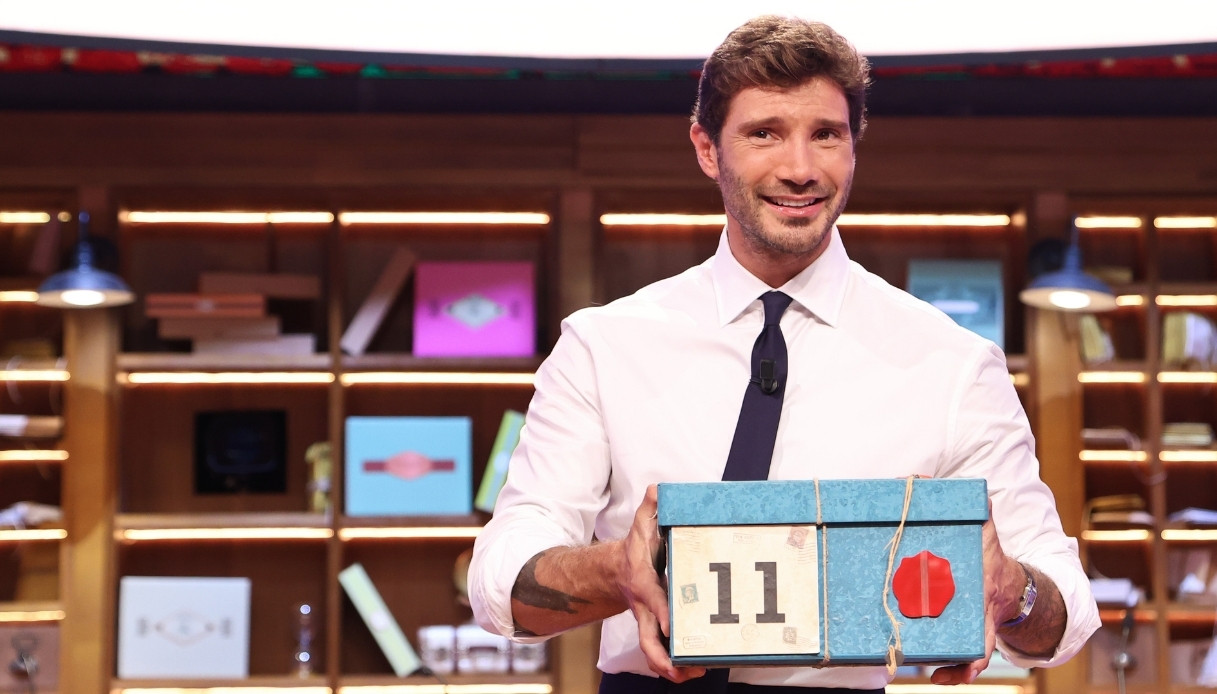 Affari Tuoi, Stefano De Martino “imita” Gerry Scotti: una trasformazione necessaria