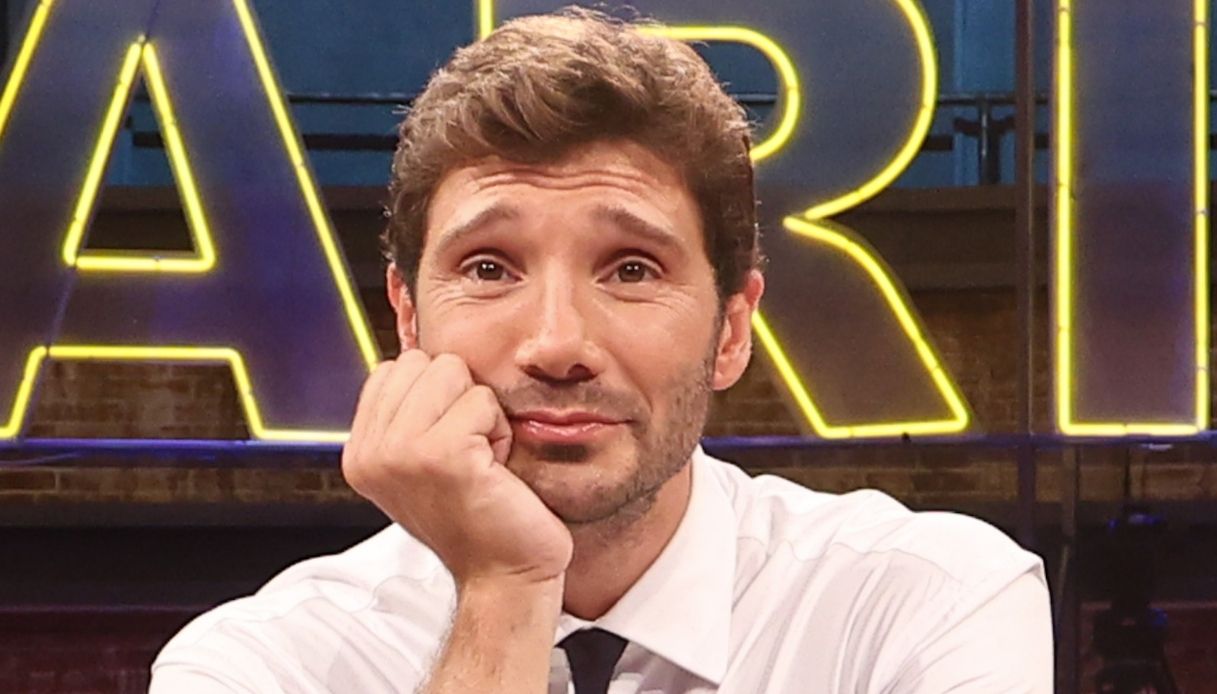 affari tuoi stefano de martino fa una serenata alla concorrente il bacio portafortuna da Dilei.it affari tuoi stefano de martino fa una serenata alla concorrente il bacio portafortuna