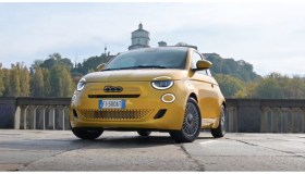 Piccola, chic e ancora una volta per tutti: arriva la 500 ibrida