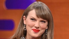 Taylor Swift, l’arte del sedurre in total black: le calze di pizzo conquistano Manhattan