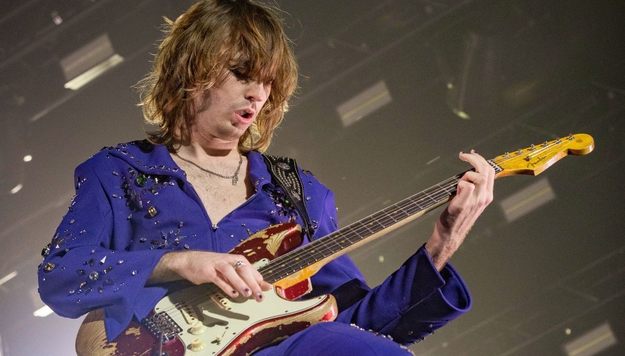 m229neskin thomas raggi debutta come solista il nuovo album 232 masquerade