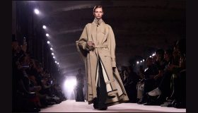 Trench mania: i modelli da non lasciarsi sfuggire nell’autunno 2025, tra femminilità e mistero