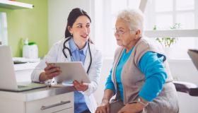 La “truffa del finto medico”: cos’è, come evitarla e tutelarsi, specie per gli anziani