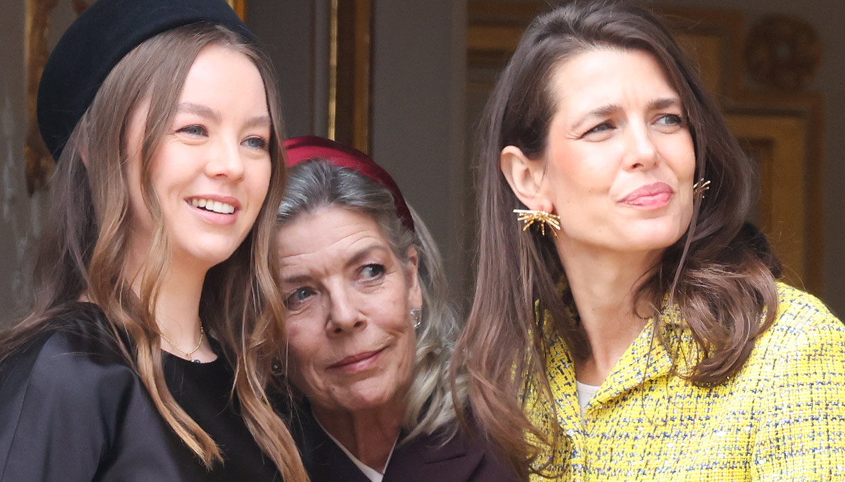 Charlene di Monaco dea con diamanti, Charlotte Casiraghi in giallo, Alexandra di Hannover si riscatta