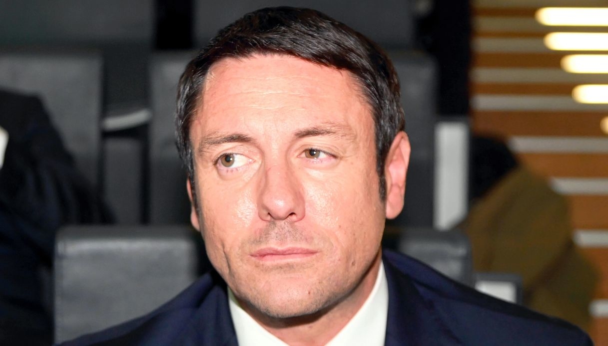 Andrea Giambruno bacia in pubblico la fidanzata: ormai la storia è ufficiale Andrea Giambruno bacia in pubblico la fidanzata: ormai la storia è ufficiale