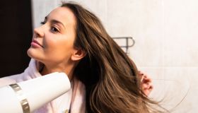 Capelli lisci, morbidi e dall’effetto glow. Puoi averli a prezzo mini con l’asciugacapelli con booster ionico