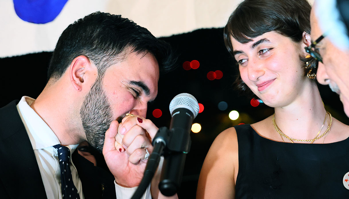 Zohran Mamdani bacia la mano della moglie dopo la vittoria come sindaco di NY