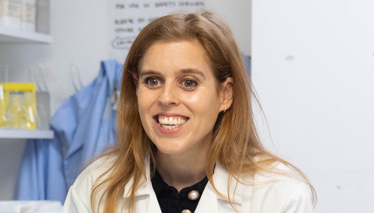 Beatrice di York in ospedale col sorriso: finge che non sia successo nulla ai suoi genitori