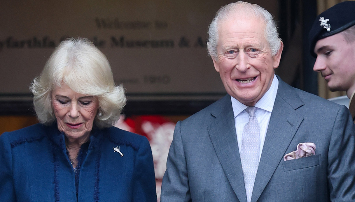 Re Carlo compie 77 anni, la nuova foto in versione giardiniere