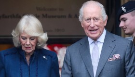 Re Carlo compie 77 anni, la nuova foto in versione giardiniere