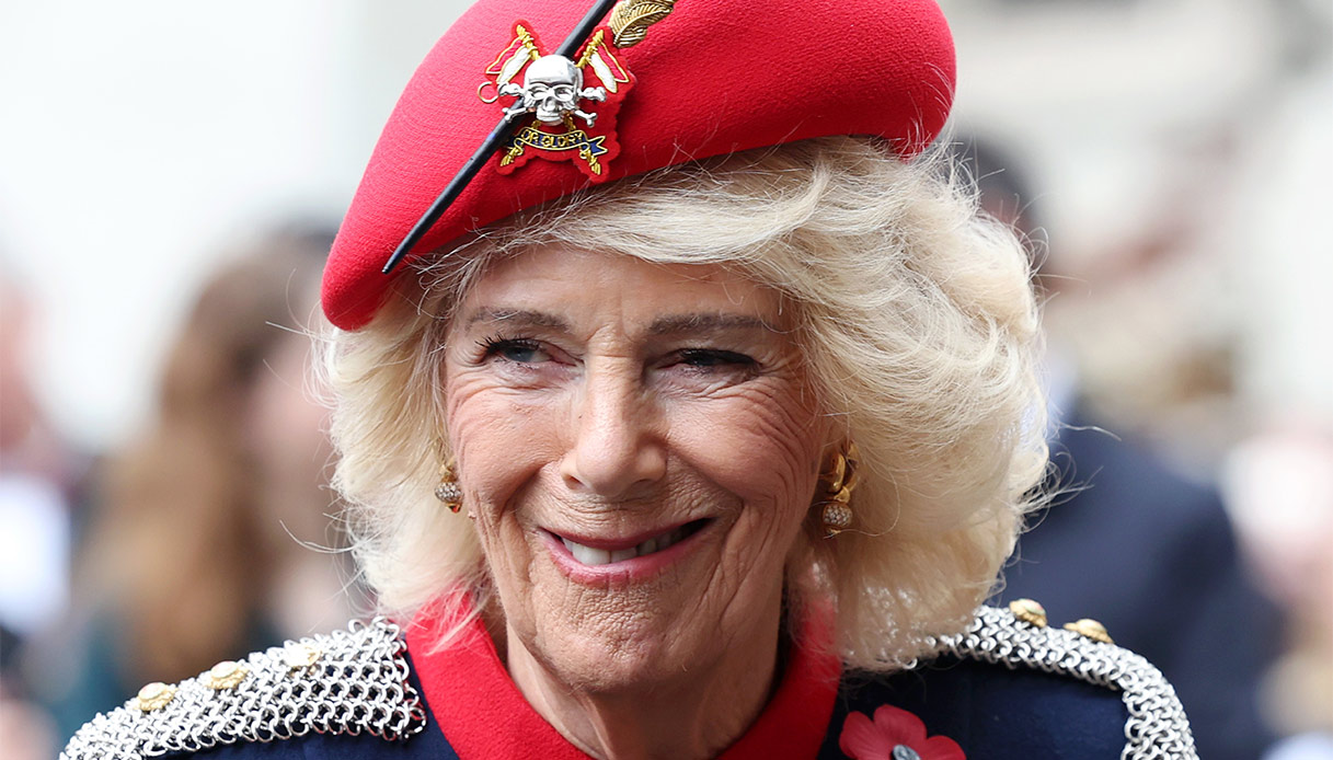 Re Carlo concede a Camilla di indossare il teschio da 11.360 euro Re Carlo concede a Camilla di indossare il teschio da 11.360 euro