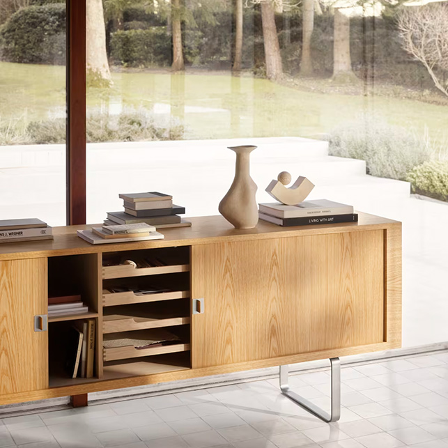 Credenza in legno con ante aperte che mostrano ripiani interni