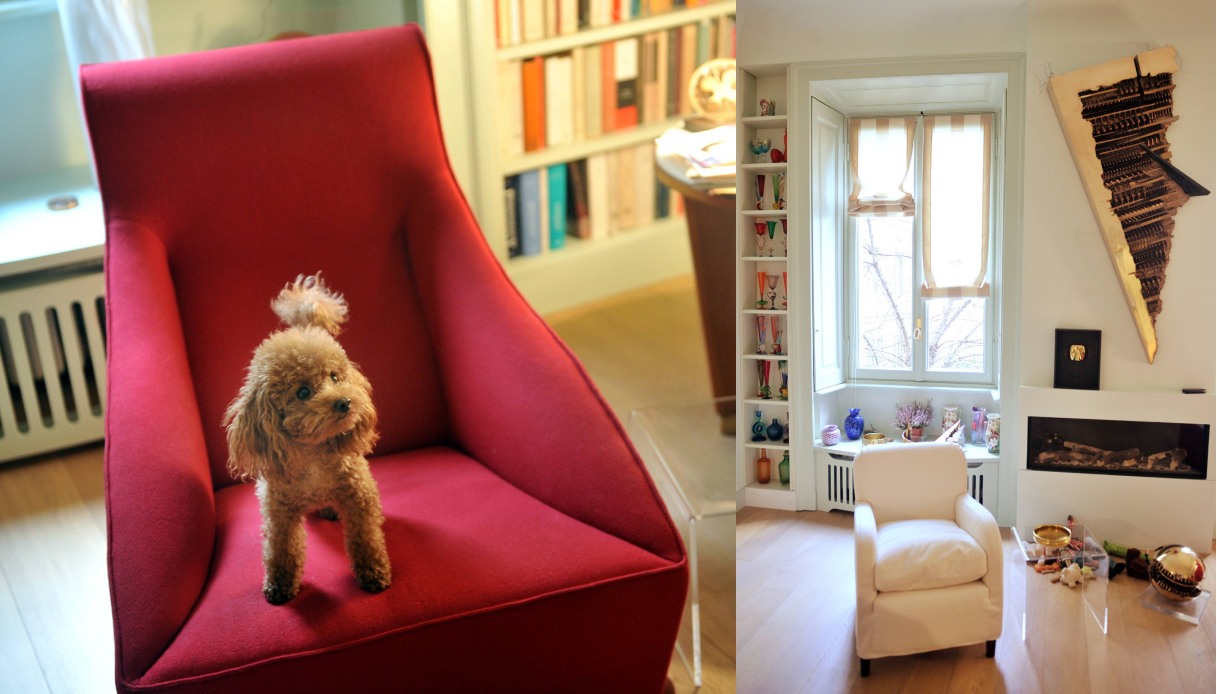 Il living con l'opera di Pomodoro e l'amata cagnolina Ondina