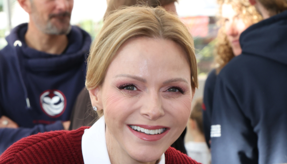 Charlene di Monaco lancia la tendenza del completo a cappa