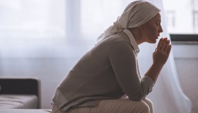 Tumori, quanto pesa sulla donna affrontarli: il peso della tossicità finanziaria